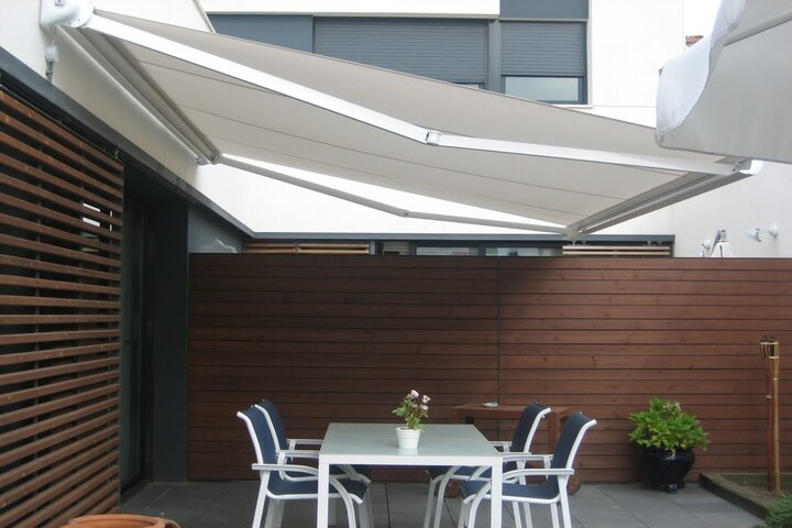 Toldo articulado em lona ou policarbonato?