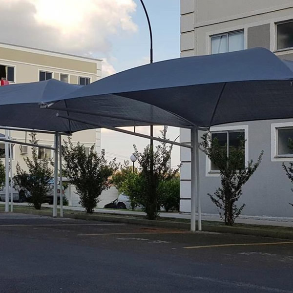 Qual a vantagem de utilizar sombrites em estacionamentos?